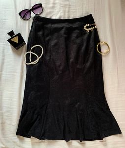 Chic Black Midi Skirt