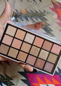 Seves seas Nude eyeshadow palette  + Colorbar brus