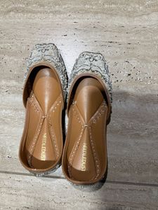 Needle Dust Embellished Juttis