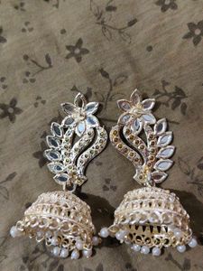 2 pair of earrings with box