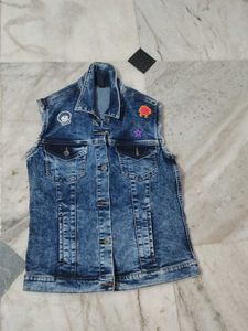 Stylish Sleeveless Denim Jacket with Patches