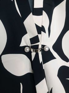 Chic Black &amp; White Leaf Print Top