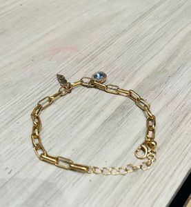 Chic Gold Chain Bracelet with Blue Gem