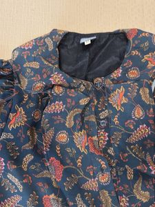 Beautiful multi color top with short sleeves
