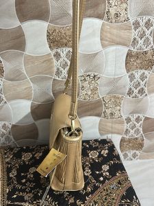 Gold Woven Crossbody Bag thoda damage hai photos m