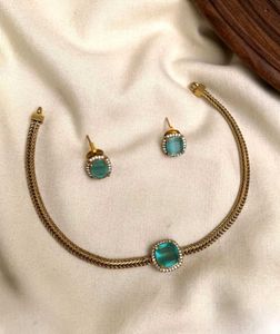 Stunning Emerald Necklace &amp; Earring Set