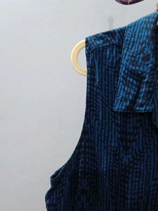 Elegant Blue Sleeveless Collared Top