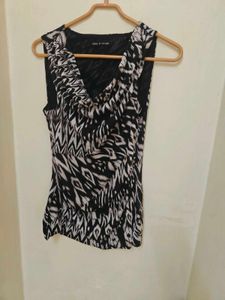 Stylish Sleeveless Black &amp; White Top