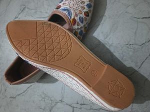 Floral Embroidered Jutti Flats