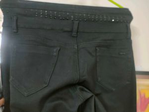 DEAL BLACK STRETCHABLE JEANS FOR WOMEN