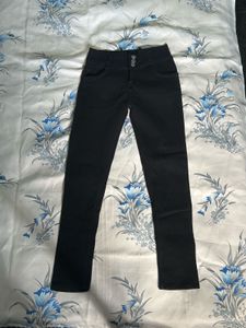 Stylish Black High-Waisted Jeans