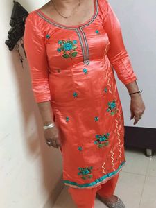 😍satin Beautiful Embroidered Kurta Set