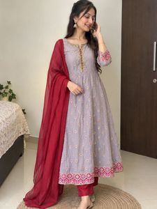 Elegant Lilac Kurta Set with Red Dupatta