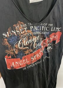 H&amp;M v neck Graphic tee in Size Medium