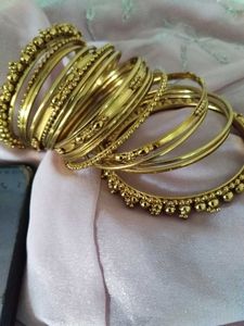 one hand churi gold pleated