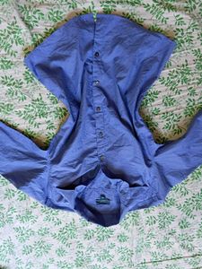 💙🪩 Y2K fitted Blue Button-Up Shirt 🪩💙