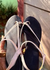 Crisscross slipper-black & Pink
