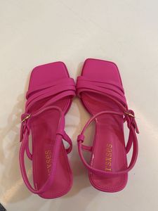 Chic Pink Strappy Flat Sandals