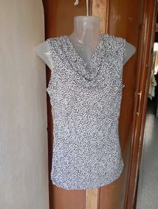 Stylish Sleeveless V-Neck Top