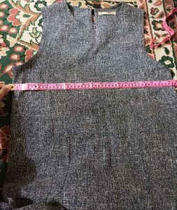 Chic Sleeveless Flared Dress with Pockets