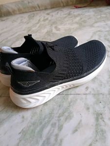 Red Tape Slip-On walking Sneakers