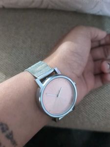 Stylish Rose Gold Mesh Strap Watch