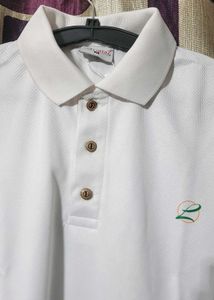 MEDIUM-SIZED MEN'S......WHITE .....T-SHIRT 👕