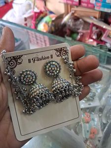 Elegant Jhumka Earrings with Sparkling Embellishme