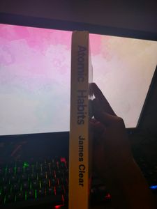 ATOMIC HABITS !! Excellent Condition