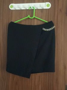 Chic Black Chain Detail Skirt