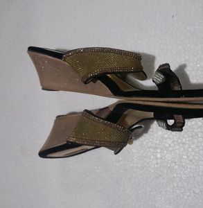 Black Golden Sandle