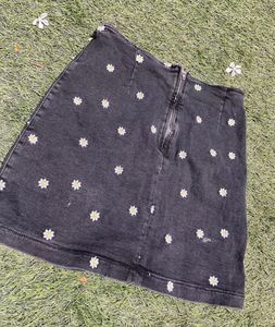 Cute black, daisy embroidery denim skirt🌼
