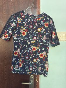Chic Floral Print T-Shirt with Lace Details