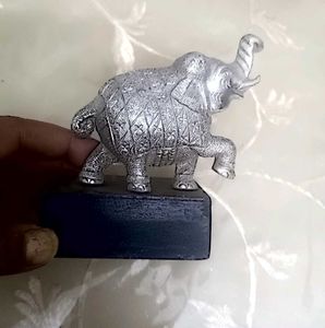 Aluminium or another Metal Showpiece Set