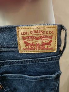 Levis Straight Fit Blue Jeans