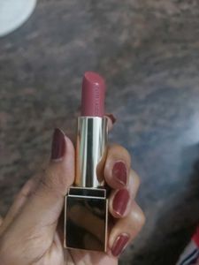 Estee Lauder blushing bow nude lipstick