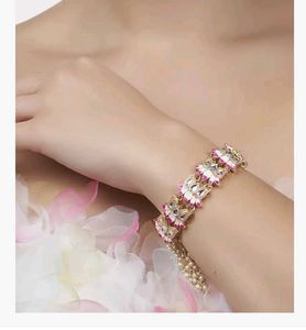 Elegant Gold-Tone Floral Bracelet