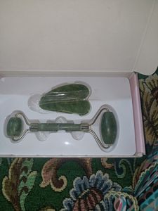 jade roller &amp; gua sha