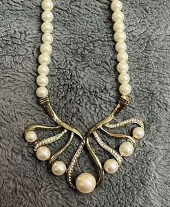 Elegant Pearl and Crystal Necklace