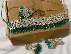 Stunning Emerald Choker Necklace Set