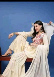 Elegant Cream Kurta Set with Floral Embellishment