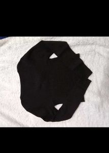 Stylish Knitted Top with Floral Embellishments