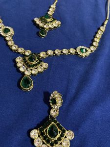 Elegant Emerald &amp; Crystal Necklace Set