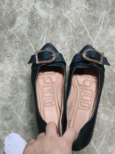 Chic Black Buckle Flats