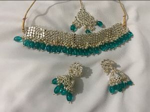Stunning Emerald Choker Necklace Set