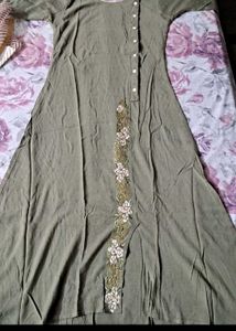 🌿Elegant Olive Green Embroidered Kurti