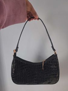 Chic Black Croc-Embossed Shoulder Bag