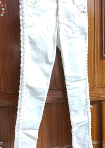 Pure white skinny-fit jeans featuring elegant pear