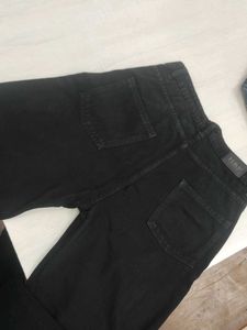 Classic black straight-fit jeans🖤