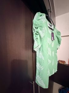 Brand New-Chic Leaf Print Top